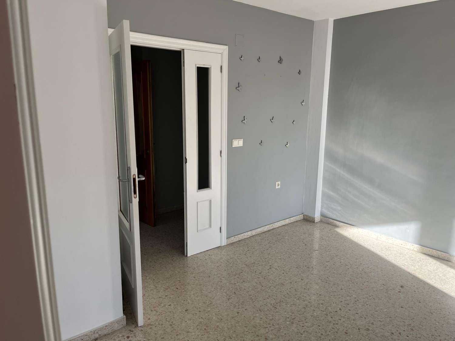 Piso con Precio Negociable.