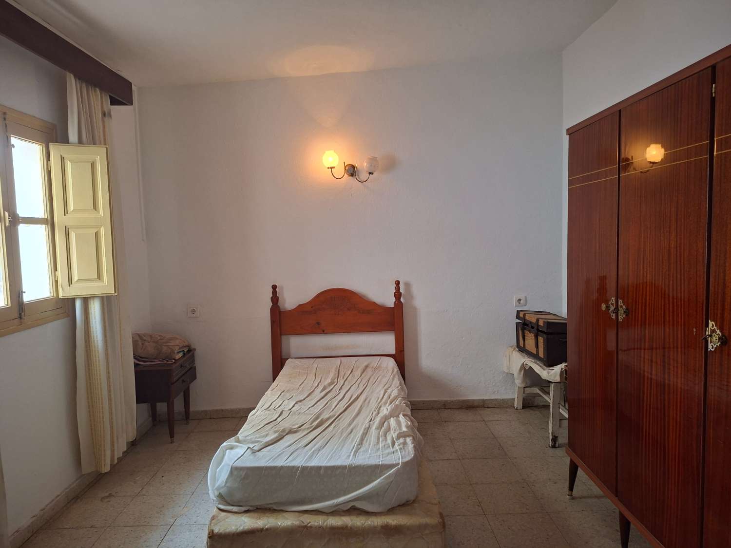 Casa en esquina en la parte baja de los Pacos.